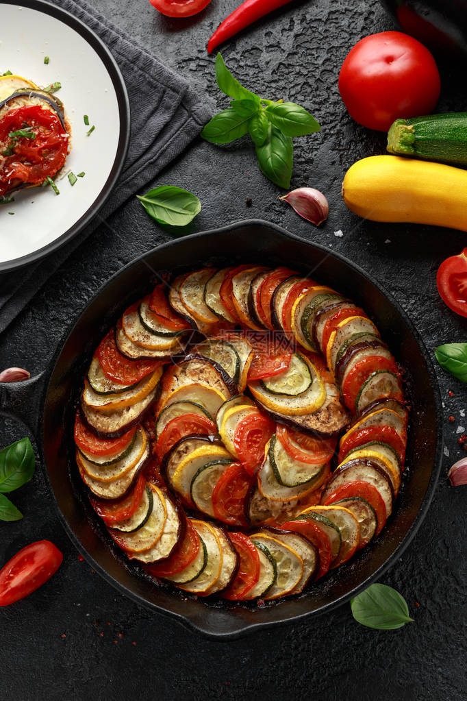 Ratatouille蔬菜和有锌茄子西红柿大蒜洋葱和烤肉的斯图Stew图片