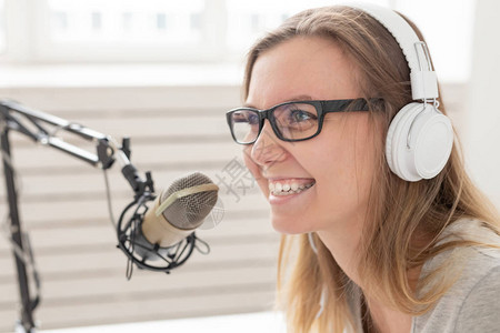 电台主持人概念戴着耳机的女电台图片