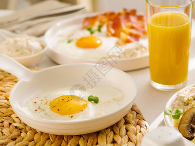 早饭加鸡蛋培根和橙汁炸图片