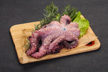 准备用迷迭香烹饪的生章鱼图片