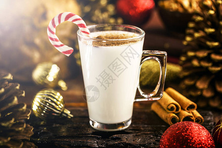 木栓EggnogGemadinha是一种美国原产于圣诞晚餐的酒精饮料或鸡尾酒背景
