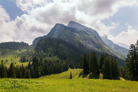 上奥地利联邦州格蒙登区戈绍阿尔卑斯山的GrosserDonnerkogel山顶图片