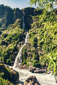 美丽的绿色喜马拉雅励志景观看和山谷与森林和绿树安纳普尔纳环线跋涉中的安纳普尔纳喜马尔山脉亚洲背景图片