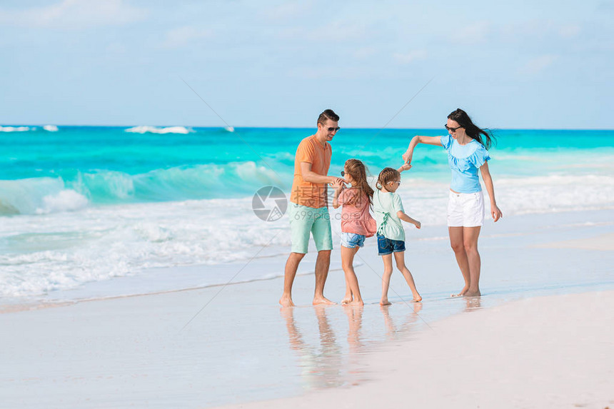 愉快的家庭在暑假图片
