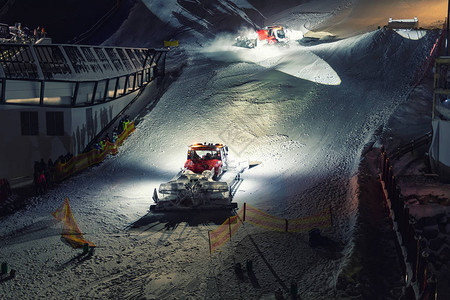 在奥地利高山滑雪度假胜地Ischgl的雪猫小鼠山上表演夜间表演图片