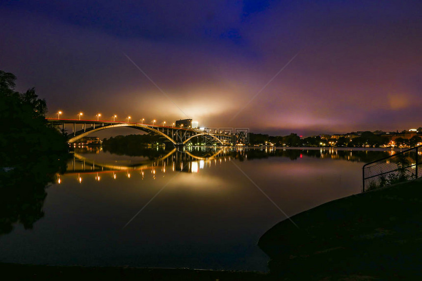 瑞典斯德哥尔摩西桥或瓦斯特布伦连接孔绍尔门和索德马尔姆图片
