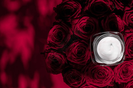 奢华化妆品牌和抗衰老概念面霜皮肤保湿剂和红玫瑰花卉背景的豪华护肤化妆品作为美容品牌背景图片