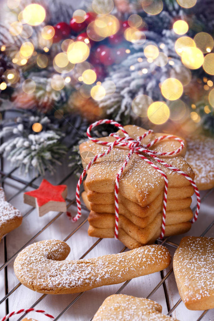 家里做圣诞短面包或姜饼干在白木面垂直的图片