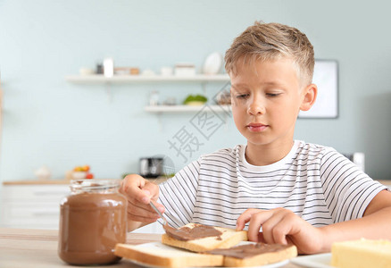 有趣的小男孩吃美味的吐司巧克图片