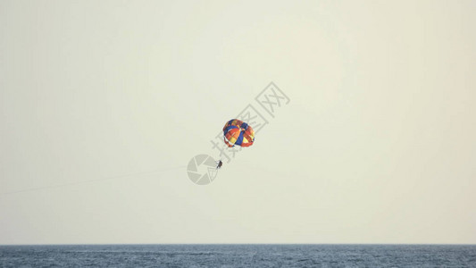 夏日乘降落伞与蓝色小艇交图片