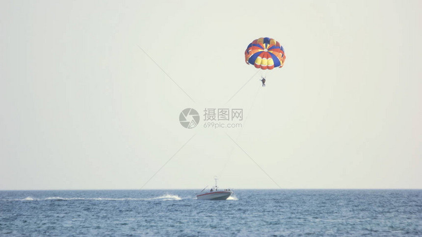 乘降落伞在海面上飞行的游客在度图片