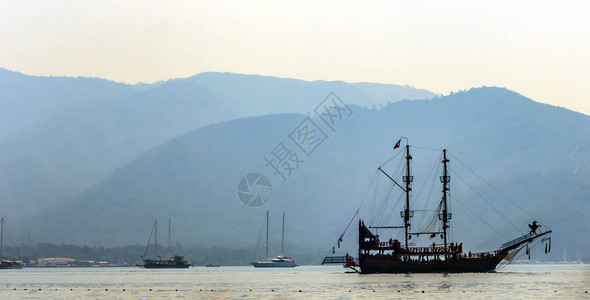 土耳其爱琴海湾的木制游轮土耳其海岸的图片