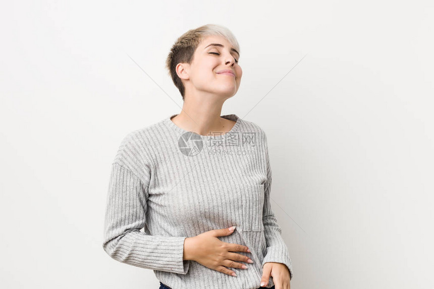 白种背景被孤立的年轻curvycaucasians女人触摸肚子轻笑吃饭图片