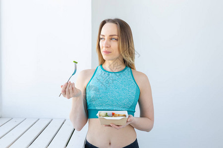 健康饮食节食和健身概念锻炼后吃蔬菜和肉类的年图片
