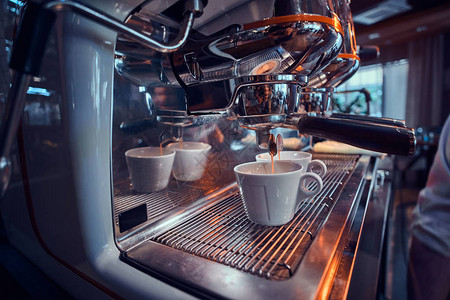 咖啡店的新闪亮咖啡机准备图片