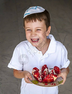 可爱的正笑犹太高加索男孩图片