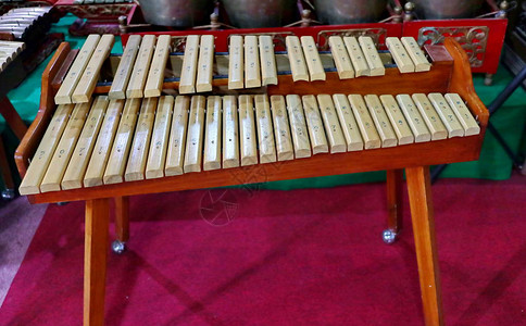 Kolintang或kulintang是一种由水平放置的小锣组成的乐器该乐器由较大的背景图片