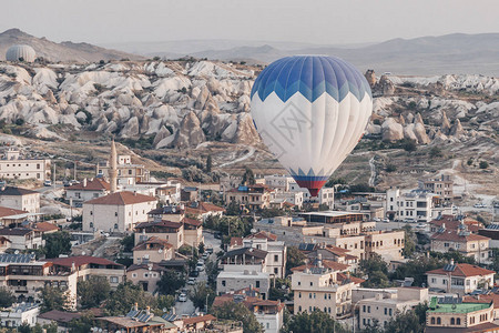 与低空飞过城市的热气球景观图片