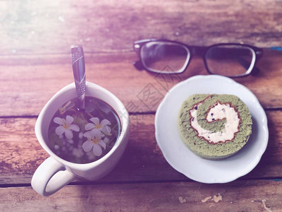 美味的绿茶或抹茶雪纺卷蛋糕背景图片
