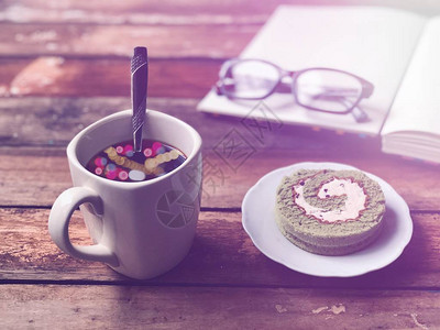美味的绿茶或抹茶雪纺卷蛋糕背景图片