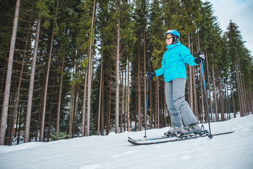 青年成女子滑雪冬季体育活图片
