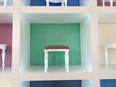 家具沙龙的一个展品提供家用或办公室用的扶手椅多色箱装有图片