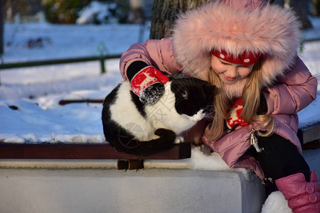 冬天的小女孩和猫图片