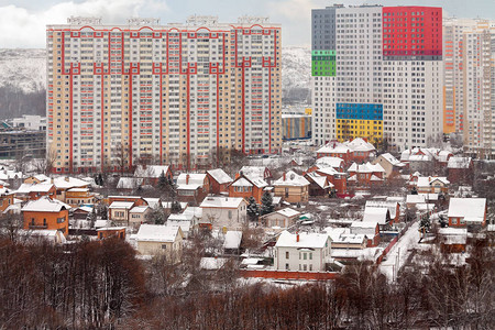 鸟瞰低层和高层住宅建筑外观混合用途城市多户住宅区开发雪冬阴天图片