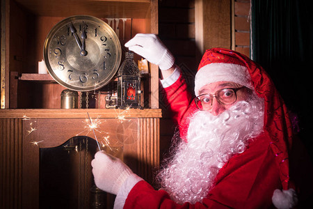 圣诞老人在木制家庭内部显示时钟上的时间圣诞节概念圣诞老人和一个大时图片