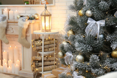 美丽的圣诞树家里装饰着闪图片