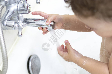 一个小孩洗澡女婴男孩玩水图片