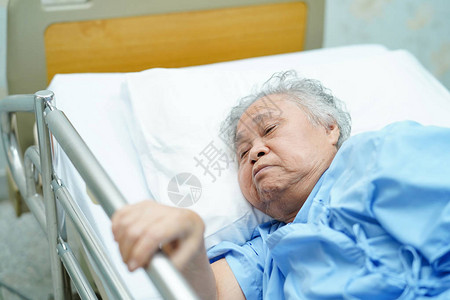 亚洲老年人或老年妇女患者躺下图片
