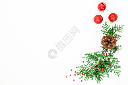 圣诞树枝和装饰框架白色背景上涂图片