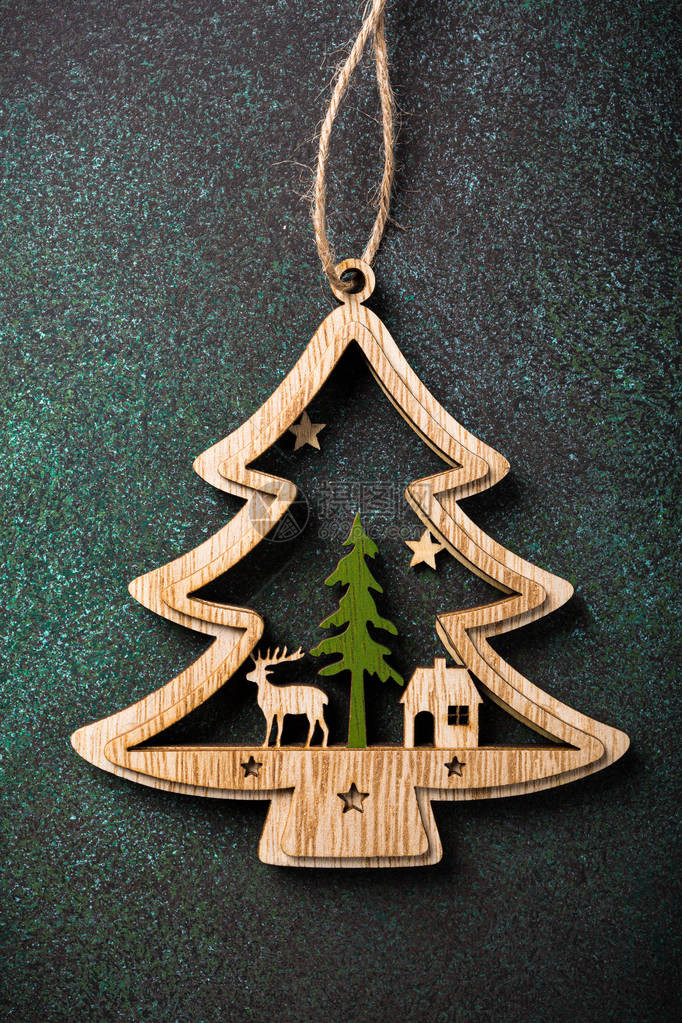 与木制圣诞树和装饰的节日背景复制空间寒假贺卡图片