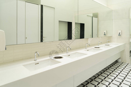 公共厕所餐厅或旅馆或商场的洗手间饭店或购物中心内装饰设计中白色现代大图片