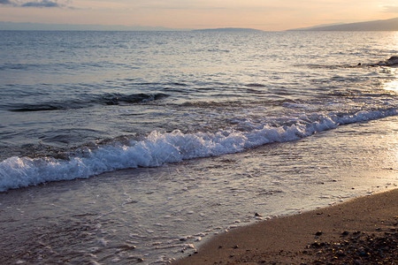 美丽的海岸线与石头和水蓝色海浪照片特写在海上或海洋度假背景插图片