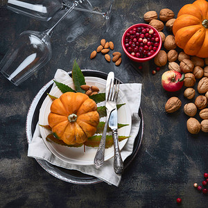 秋季餐桌设置与黑色背景的南瓜感恩节概念顶视图图片