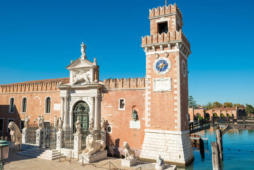 威尼斯兵工厂的正面有塔楼大门和雕像图片