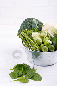 白色桌子上的分类绿色蔬菜西兰花椰菜球芽甘蓝大头菜鳄梨芦笋菠图片