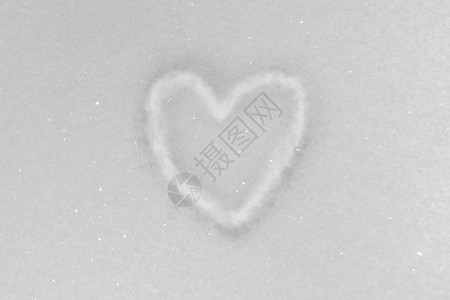 心的象征画在清新的白雪上图片