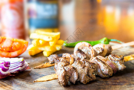 木桌上烤或羊肉串烤肉串Shashlik或羊肉串传统的生肉串图片
