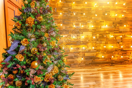 经典圣诞装饰室内房间树与装饰图片