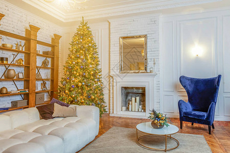 经典圣诞装饰室内树与黄金装饰的圣诞树现代白色古典风格的室内设计公寓图片