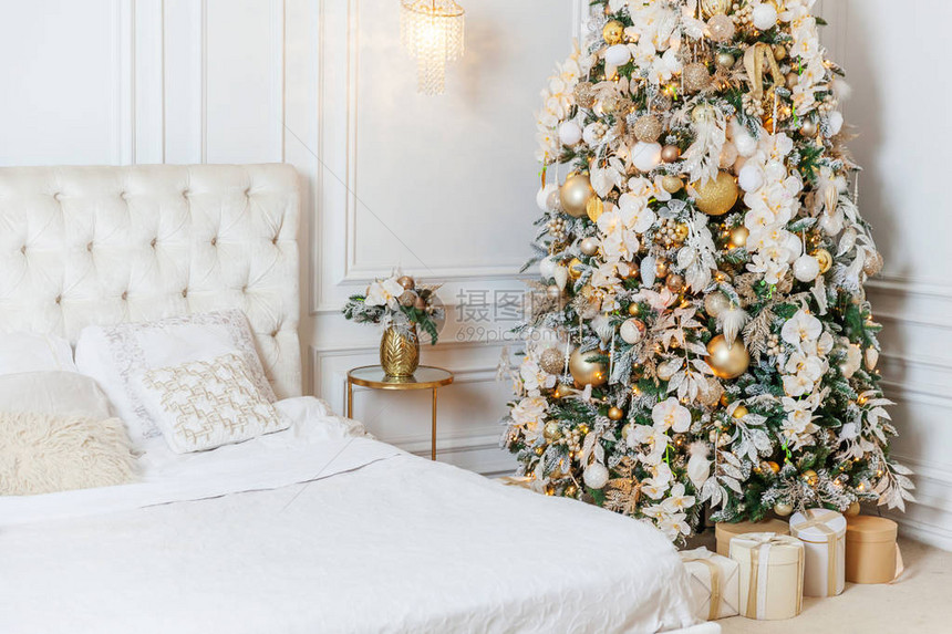 经典圣诞新年装饰室内房间新年树与金饰装的圣诞树现代白色古典风格的室内设计公寓图片