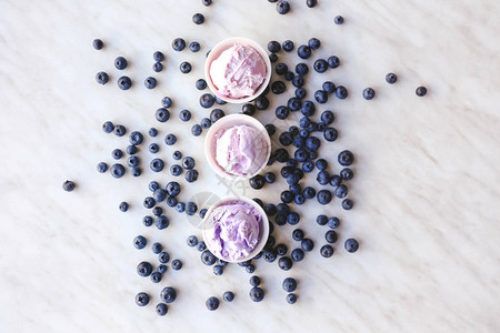 浅底蓝莓冰淇淋碗边美味图片
