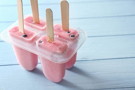 木桌上美味的蓝莓冰淇淋图片