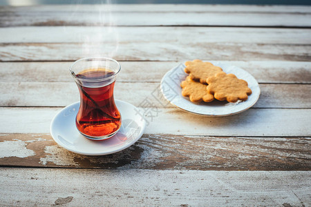 土耳其的热黑茶或红茶图片