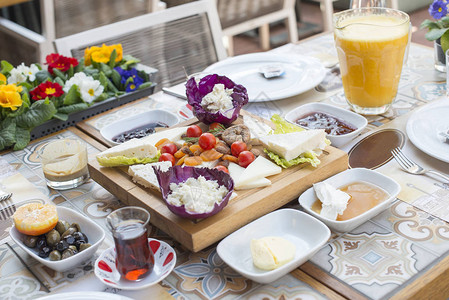 土耳其茶与早餐在夏季的海背景观前的桌子上在海边享用土耳其或希腊早餐夏季在上的酒店或海边度假村享用早餐假期和图片