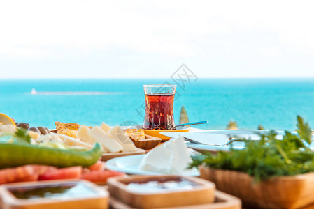 土耳其茶与早餐在夏季的海背景观前的桌子上在海边享用土耳其或希腊早餐夏季在上的酒店或海边度假村享用早餐假期和图片