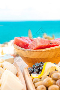 土耳其茶与早餐在夏季的海背景观前的桌子上在海边享用土耳其或希腊早餐夏季在海滩上的酒店或海边度假村享用早餐假期和图片